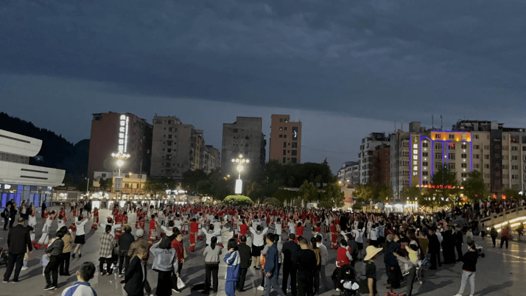 碧江区文化馆组织文化志愿者队伍在火车站广场开展民族广场舞展演引热烈反响