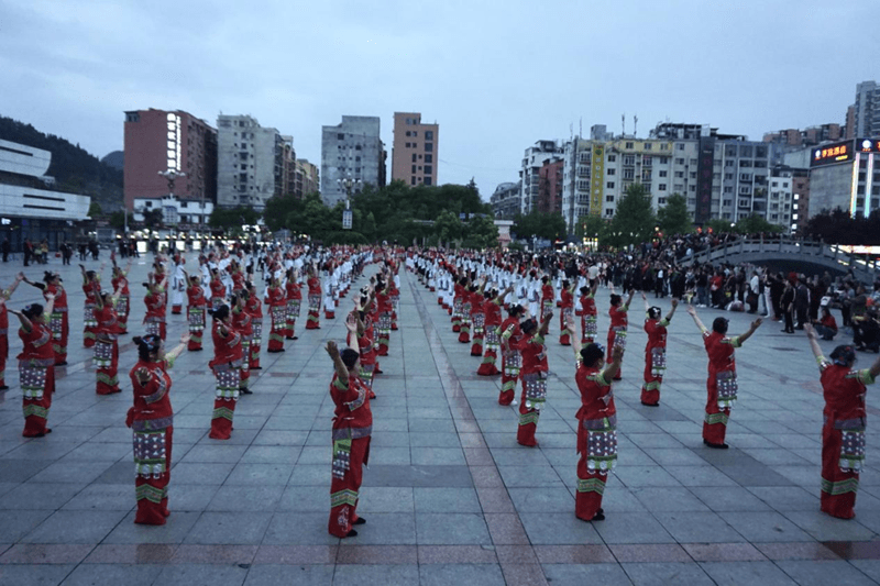 碧江区文化馆组织文化志愿者队伍在火车站广场开展民族广场舞展演引热烈反响