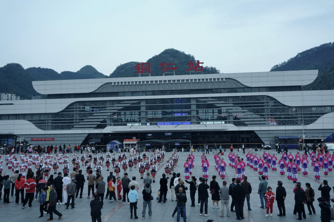 碧江区文化馆组织文化志愿者队伍在火车站广场开展民族广场舞展演引热烈反响