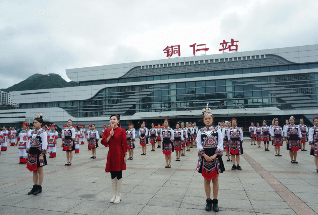 碧江区文化馆组织文化志愿者队伍在火车站广场开展民族广场舞展演引热烈反响