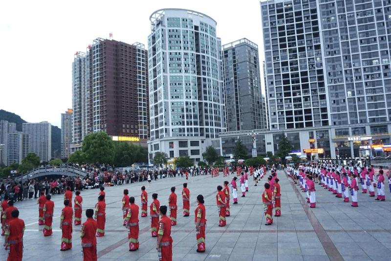 碧江区文化馆组织文化志愿者队伍在火车站广场开展民族广场舞展演引热烈反响