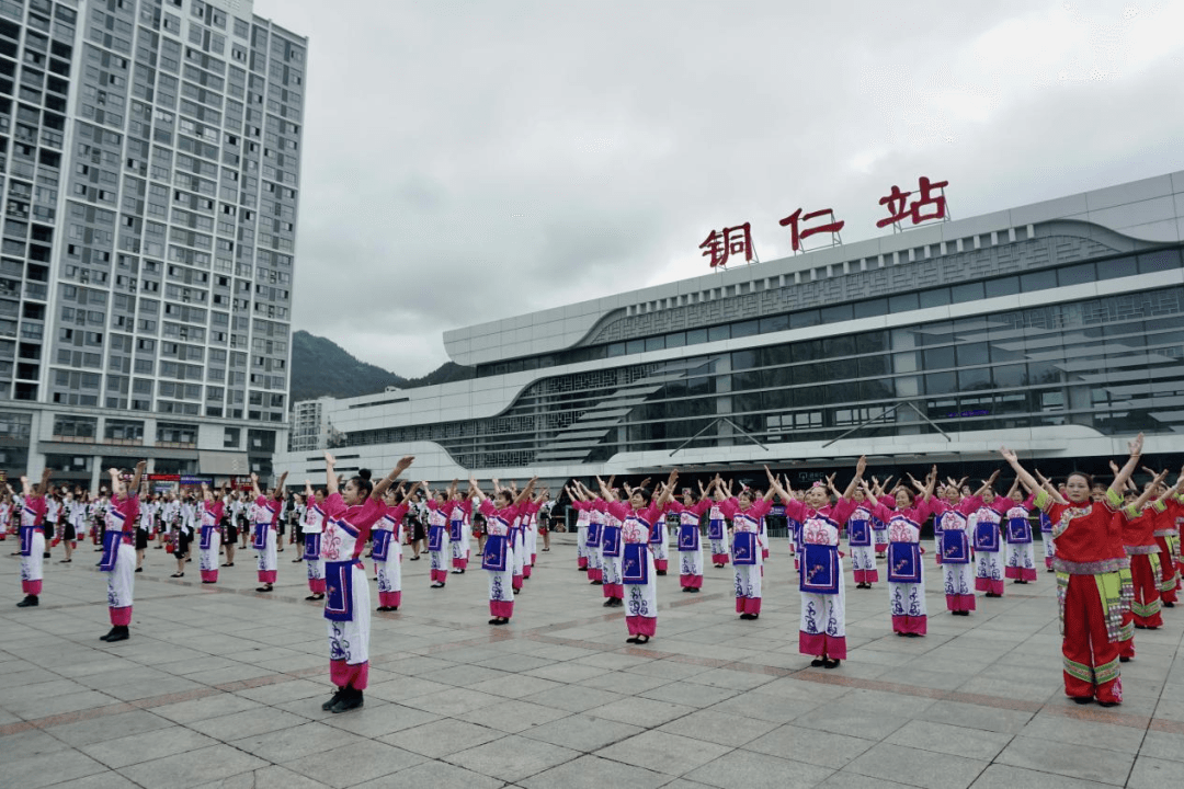 碧江区文化馆组织文化志愿者队伍在火车站广场开展民族广场舞展演引热烈反响